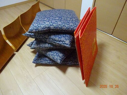天童木工の座椅子4脚セットと高級座布団5枚、専用の収納箱