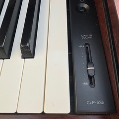 中古美品 YAMAHAヤマハ電子ピアノCLP-535M 2016年製　専用椅子付きの画像
