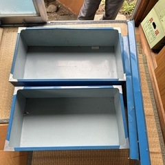 金属製の収納ケースの画像