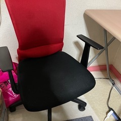 机とイスとライトの画像
