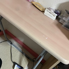 机とイスとライトの画像