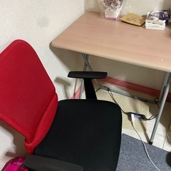 机とイスとライトの画像
