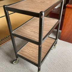 ひたちなか市三反田にあるレトロなワゴンあると便利テーブルの画像