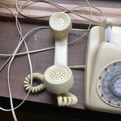 レトロなアナログ　ダイヤル式電話の画像