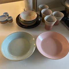 お皿とコップの画像