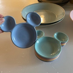 お皿とコップの画像