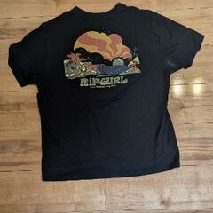 黒いTシャツの画像