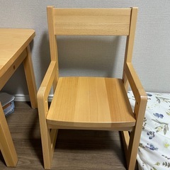 子供椅子と机の画像