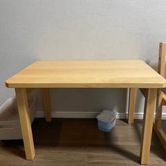 子供椅子と机の画像