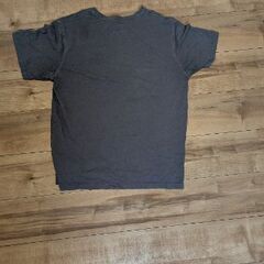 グレーのTシャツの画像