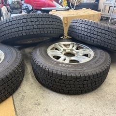 ハイエース用スタッドレスタイヤホイール４本セットの画像