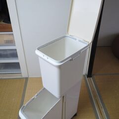 新輝合成株式会社製の2段式ゴミ箱です。の画像