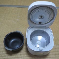 シャープ製炊飯器KS-H5E9（エディオンオリジナルモデル/シャープ製KS-C5Eと同製品）です。の画像