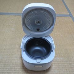 シャープ製炊飯器KS-H5E9（エディオンオリジナルモデル/シャープ製KS-C5Eと同製品）です。の画像