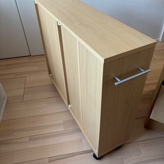 【土日限定0円】【ビス16個（全て）つき】キャスター付き本棚　の画像