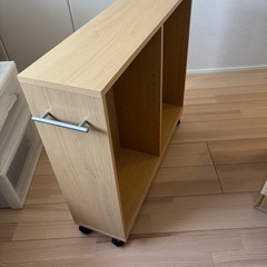 【土日限定0円】【ビス16個（全て）つき】キャスター付き本棚　の画像