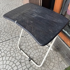 折りたたみテーブルの画像