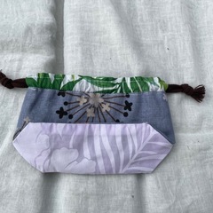 【ハンドメイド】　三角マチの巾着　ボタニカル マルチポーチ コスメポーチ 小物入れの画像