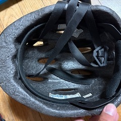 野球のバットとグローブ、自転車のヘルメットのセットの画像
