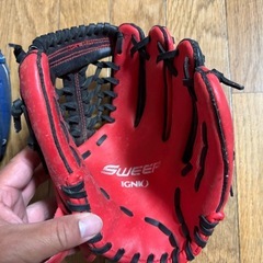 野球のバットとグローブ、自転車のヘルメットのセットの画像
