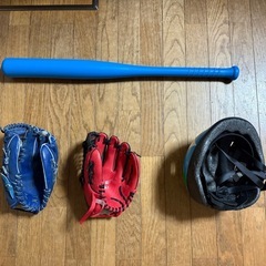 野球のバットとグローブ、自転車のヘルメットのセットの画像