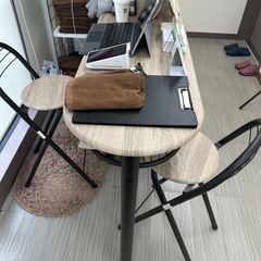 テーブル、椅子セットの画像