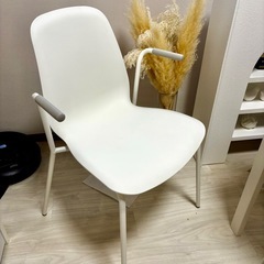 IKEA ダイニングテーブルとチェア 白 
ホワイトの画像