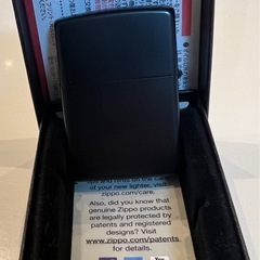 ZIPPOのNイニシャル入りオイルライターです。ブラックのボディにゴールドのイニシャルが映えるデザインです。の画像