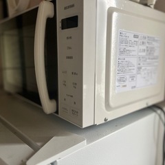 アイリスオーヤマ冷蔵庫：IRSD-14A-W（142L／右開き・静音タイプ） 	•	電子レンジ：PMG-F188-W（18L／単機能タイプ）の画像