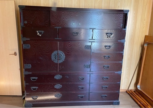 とても格式のある古いタンス