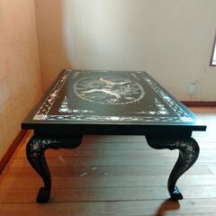 螺鈿のテーブルの画像