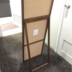 シンプルなデザインの全身鏡の画像