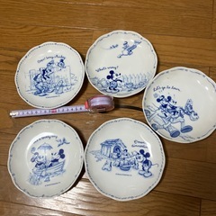 お皿のセット
の画像