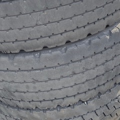 トラック用廃タイヤありますの画像
