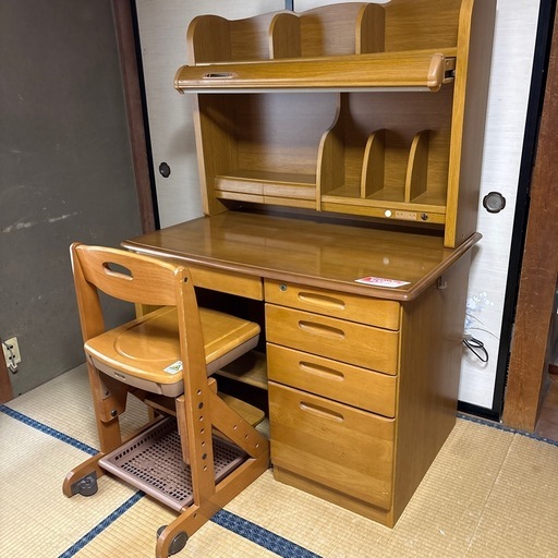 イトーキ学習机 中古 イトーキの学習机椅子付き (シュガー) 石和温泉のテーブル《学習机》の