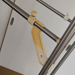 伸縮式ランドリーラック（洗濯機の上の収納棚）の画像