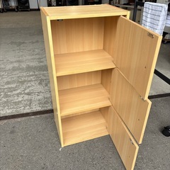 扉付き三段棚の画像