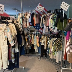 Secondhand clothes, children's clothes and bags all priced at 330 yen each🤟🤟🤟古着１点３３０円❗️ There is a 1st floor and a 2nd floor❗️の画像