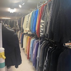 Secondhand clothes, children's clothes and bags all priced at 330 yen each🤟🤟🤟古着１点３３０円❗️ There is a 1st floor and a 2nd floor❗️の画像