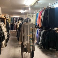 Secondhand clothes, children's clothes and bags all priced at 330 yen each🤟🤟🤟古着１点３３０円❗️ There is a 1st floor and a 2nd floor❗️の画像