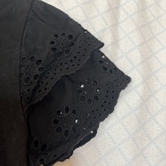 袖がレースのTシャツの画像