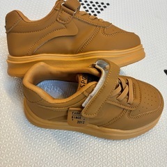 【新品未使用】キッズスニーカー 17.9 カーキ 茶色の画像