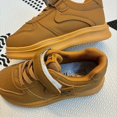 【新品未使用】キッズスニーカー 17.9 カーキ 茶色の画像