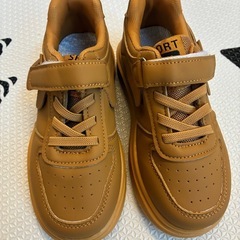 【新品未使用】キッズスニーカー 17.9 カーキ 茶色の画像