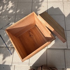 大きな木箱の画像