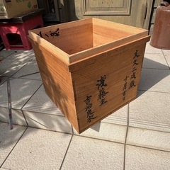 大きな木箱の画像