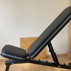 インクラインベンチと可変式ダンベルの画像