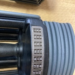 インクラインベンチと可変式ダンベルの画像