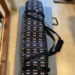 スキー板、ブーツ、ストック、ケースの画像