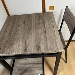 テーブル椅子セットの画像